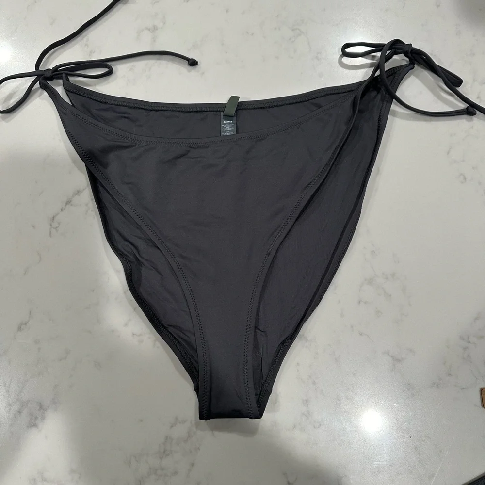 SKIMS DIPPED TIE BOTTOM SIZE 4X
